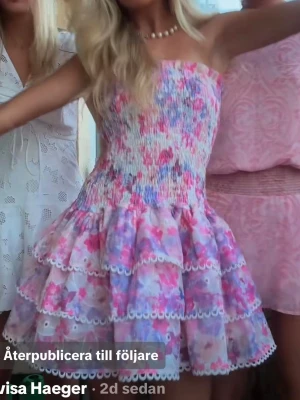 Design by amor klänning - Intressekoll på denna jättefina blommiga klänning i strl S från design by amor. Helt ny och har aldrig använts är dock lite osäker på om jag vill sälja💗