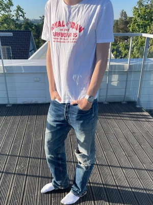 Big E 90-tals Selvedge Levis jeans modell 505 straight leg - Tjena, säljer nu ett av de svåraste paren att få tag på!   Ett par 90-tals Levis Selvedge Big E med sjuka fades och snygga revor!  Dessa jeans har varit använda i ungefär 30år och har därefter extremt mycket skavanker! De har hål på väldigt många ställen så kan behöva lagas om du köper de.   En riktig komplimang givare som ofta får folks blickar!  ❌ inga returer kommer ske pågrund av hål läs noggrant och titta på bildena!  Mått: längd: 110 midja: 41cm lår: 24cm benöppning: 20cm  Fråga frågor!