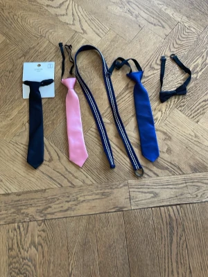 Slips fluga och skärp barn - Oanvända och enkelt knäppe bak perfekt till barn. 