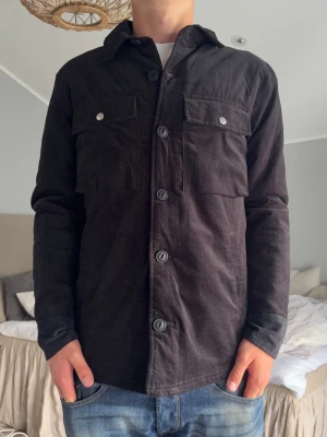 Brave Soul overshirr - En riktigt snygg svart overshirt från Brave Soul | Storleken är M | Tveka inte på att höra av dig vid eventuella frågor och funderingar! |