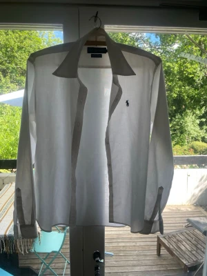 Vit linneskjorta från Ralph Lauren - Står XL men passar inte medium. Klassisk vit skjorta från Ralph Lauren i svalt linne. Skjortan har lång ärm, knappar framtill och den ikoniska broderade loggan på bröstet. Perfekt oversized krage och tidlös design som funkar till allt.