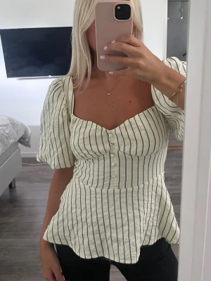 Söt topp från NA-KD - Säljer denna super söta topp från NA-KD💕 Den har puffiga armar och sen är det knytning baktill!