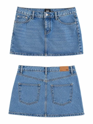 Blå jeanskjol från 157 - Snygg blå jeanskjol från 157 med klassisk femficksdesign, bälteshällor och knappstängning fram. Kjolen har raka linjer och en kort passform som ger en trendig look. Perfekt att matcha med sneakers eller boots för en cool vardagsstil.