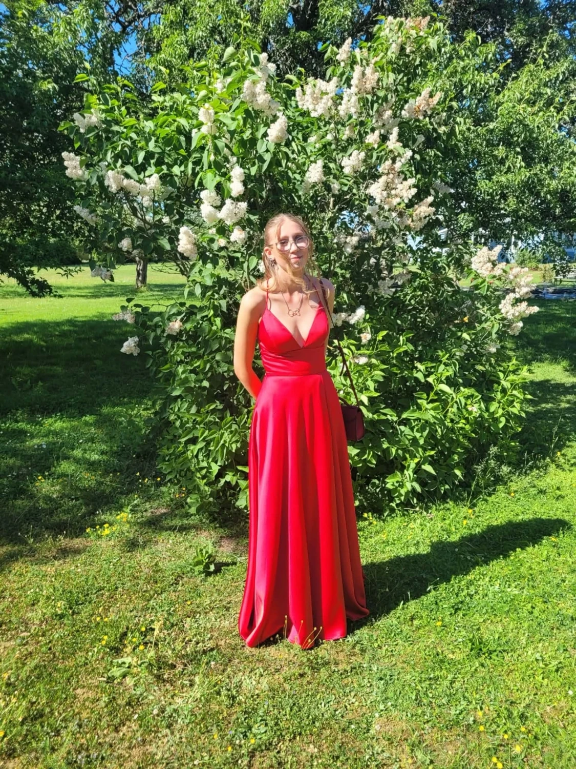 Röd balklänning med öppen rygg - 1