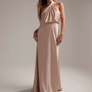 Ljusrosa maxiklänning från ASOS DESIGN - Elegant ljusrosa maxiklänning i satin med halterneck och vacker drapering. Perfekt för bal, bröllop, sittning mm 💌💌💕🙌🏼 med sin långa, flytande design och stilrena look. Helt oanvänd och slutsåld på hemsidan. Nypris 1349 kr. Skriv för fler bilder 