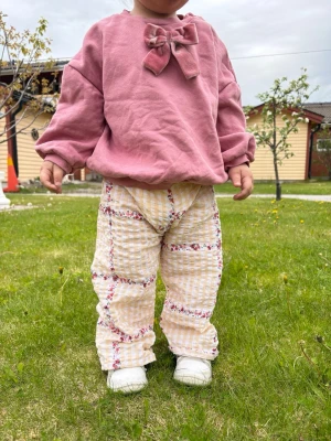 Egensydda barnbyxor storlek 86, 18-24 - Säljer ett par Egensydda barnbyxor i bäckebölja material. Storlek 86, 18-24  månader. Passar perfekt nu när de är sommar☀️  elastisk midja!