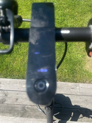 Svart elscooter från Xiaomi - Säljer en svart elscooter från Xiaomi med tydlig display på styret och orange Xiaomi-logga på ramen. Scootern har robust ram i metall och plast, samt en enkel power-knapp. Perfekt för dig som vill ta dig fram snabbt och smidigt.