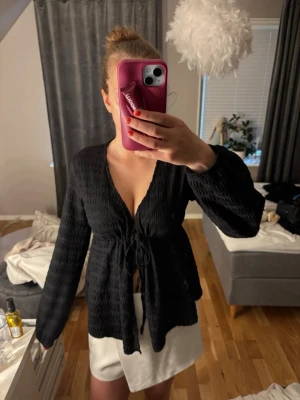 Svart fin blus - Säljer denna skit snygga svarta fina och snygga blusen från gina tricot!