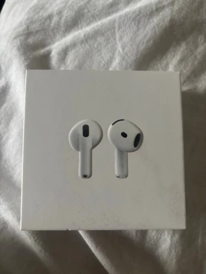Apple Air pods gen 4 - Säljer nu ett par air pods gen 4. Dem är i ett väldigt bra skick, köpa för ca 2 månader sedan. 