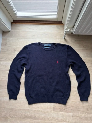Ralph Lauren tröja - Tjena! Säljer nu denna riktigt snygga tröja från Ralph Lauren. Skicket ser ni på bilderna. Hör av er vid frågor och funderingar!🙌