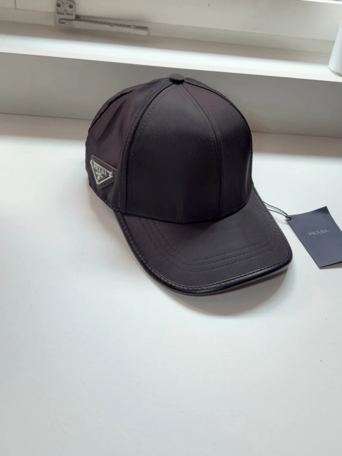 Svart keps från Prada i nylon