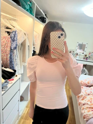 Rosa topp med puff vid ärmarna - Fin topp med puff vid ärmarna från H&M! Helt oanvänd och jättefint skick 💖 storlek XS