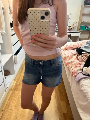 Blå denimshorts - Fina shorts från Cubus i storlek 158, men passar även dig som är lite smalare i låren som jag är och brukar ha storlek XS i shorts💖 fint skick!