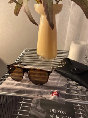 Rayban Boyfriend 60 - Rayban boyfriend solglasögon som är i otroligt bra skick! Säljer dessa då de inte kommer till användning längre. Hör av dig vid frågor! 🔥