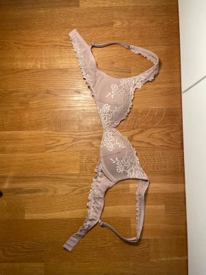 Intimissimi bh - Jättefin bh från intimissimi i modellen pretty flowers gioia. Använd en gång då den inte passar.