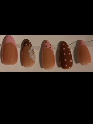 Press-on nagel rosa med prickar - Skriv gärna vid frågor eller beställningar, finns i alla storlekar och i kort eller medium längd!!💗💕Lim ingår och de är återanvändbara💖