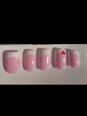 Press-on naglar fransk tip rosa - Skriv gärna vid frågor eller beställningar, finns i alla storlekar och i kort eller medium längd!!💗💕Lim ingår och de är återanvändbara💖
