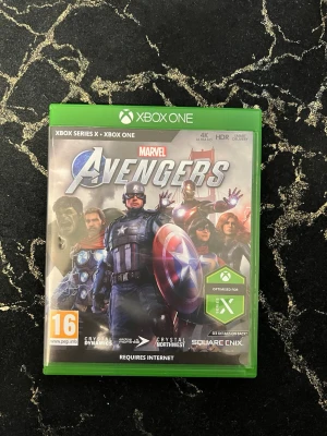 Marvel Avengers Xbox One spel - Marvel Avengers till Xbox One och Xbox Series X. Actionfyllt superhjältespel där du spelar som kända karaktärer från Marvel-universumet. Omslaget är grönt och spelet har stöd för 4K Ultra HD och HDR. Kräver internetanslutning för vissa funktioner.