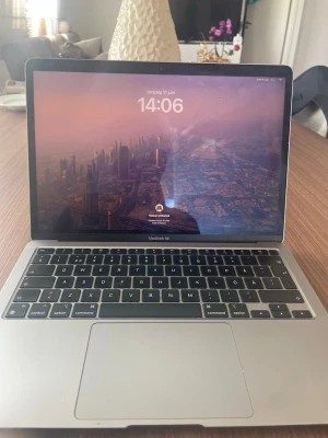 MacBook Air silver 13 tum - Snygg och tunn MacBook Air i silver med 13-tums skärm. Klassisk aluminiumdesign, svart tangentbord och stor styrplatta. Perfekt för plugget, kreativa projekt eller streaming. Ikonisk Apple-logga på locket och smidig att ta med överallt.
