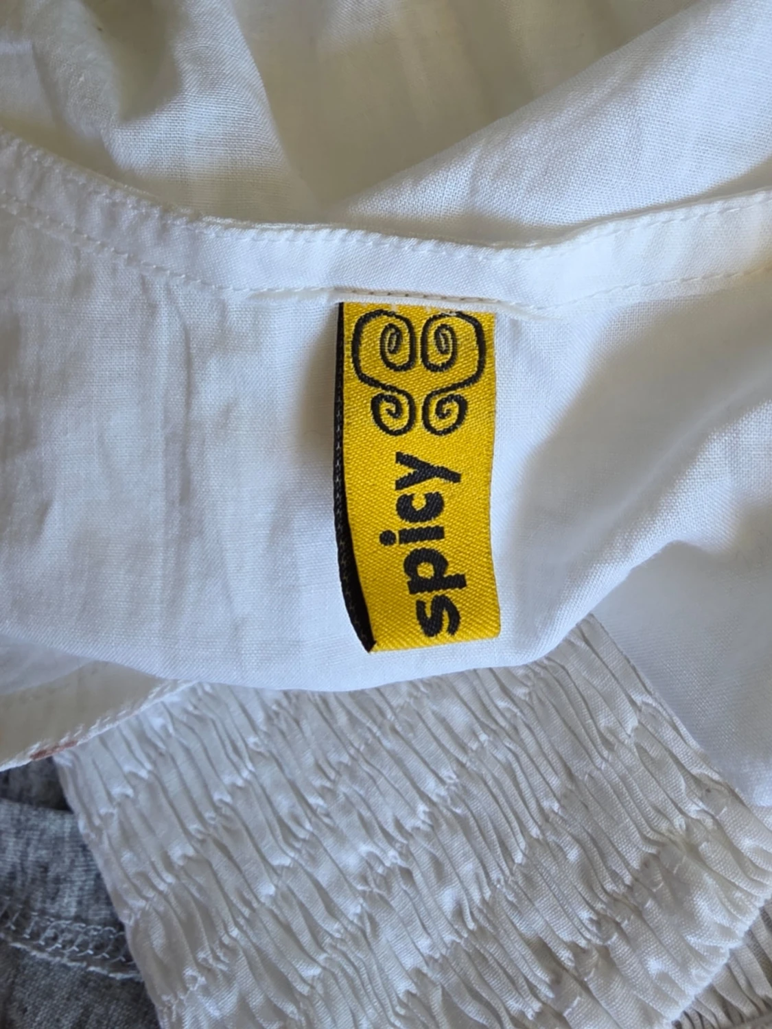 Vit topp med broderade detaljer  - 3