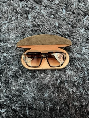 Tom Ford FT1155 Solbrillor - Enbart testade en gång :)                                             Originalförpackning tillkommer                                                       Otroligt stilrena och tidlösa                                         Pris ej hugget i sten :) 
