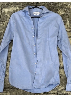 Ljusblå skjorta från The Shirt Factory - Klassisk ljusblå skjorta från The Shirt Factory i slim fit-modell. Skjortan har långa ärmar, knappar framtill och en snygg krage. Tillverkad i bomull för en skön känsla och stilren look. Perfekt till jeans eller chinos. Storleken är 15/38 vilket motsvarar S/M. Perfekt till dig som är 175-180cm. Jag har andra skjortor i samma storlek så kika gärna de och jag kan lösa bundle deal
