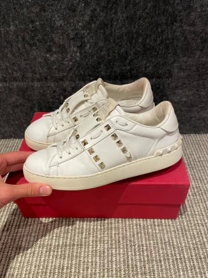 Valentino skor  - Hej, säljer nu dessa svin snygga valentino skor. Skorna är i bra skick!  Begränsat antal boxar och dustbag. Hör av dig vid frågor.