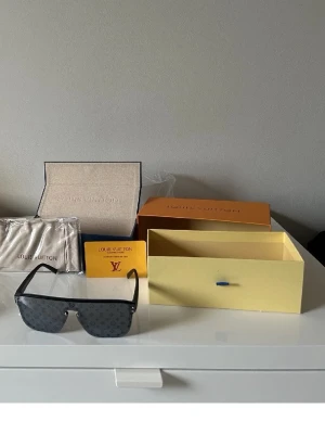 Helt nya Lv solglasögon - Helt nya LV solglasögon finns fullt, OBS fordrallen är slut nu säljs dom endast med deras inplastning dm: för mer info.