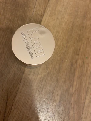 Luu Milky White akryl - Säljer akryl puder från Luunails i färgen Milky White. Kommer i en rund, genomskinlig burk med elegant lock i metallic och tydlig märkning. Perfekt för dig som vill ha en mjölkvit, fräsch look på naglarna.