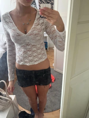 spets tröja  - fin spets tröja som endast är använd 1 gång, passar perfekt till fest eller sommaren🩷