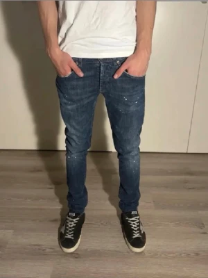 Dondup jeans  - Säljer mina dondup jeans då jag inte använder dom längre. Passar w28-30 och längden 176-182 cm. Väldigt unika då dom har vitt skvätt på sig som är skit snyggt. Pris går att diskuteras