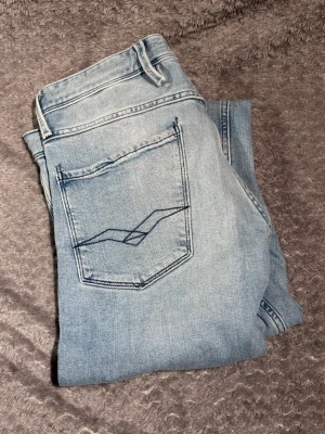 Replay jeans - Säljer ett par tvär snygga replay anbass jeans i storlek 31 skriv om frågor😊