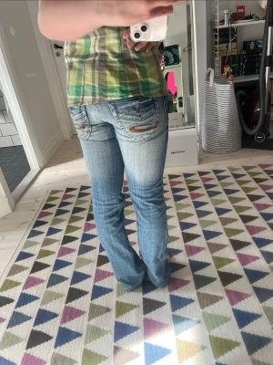 Lågmidjade jeans  - Jättesnygga ljusa jeans köpta på en second hand butik i Köpenhamn. Står tyvärr ingen lapp om var de är ifrån. Toppen skick! Jag är 168 cm