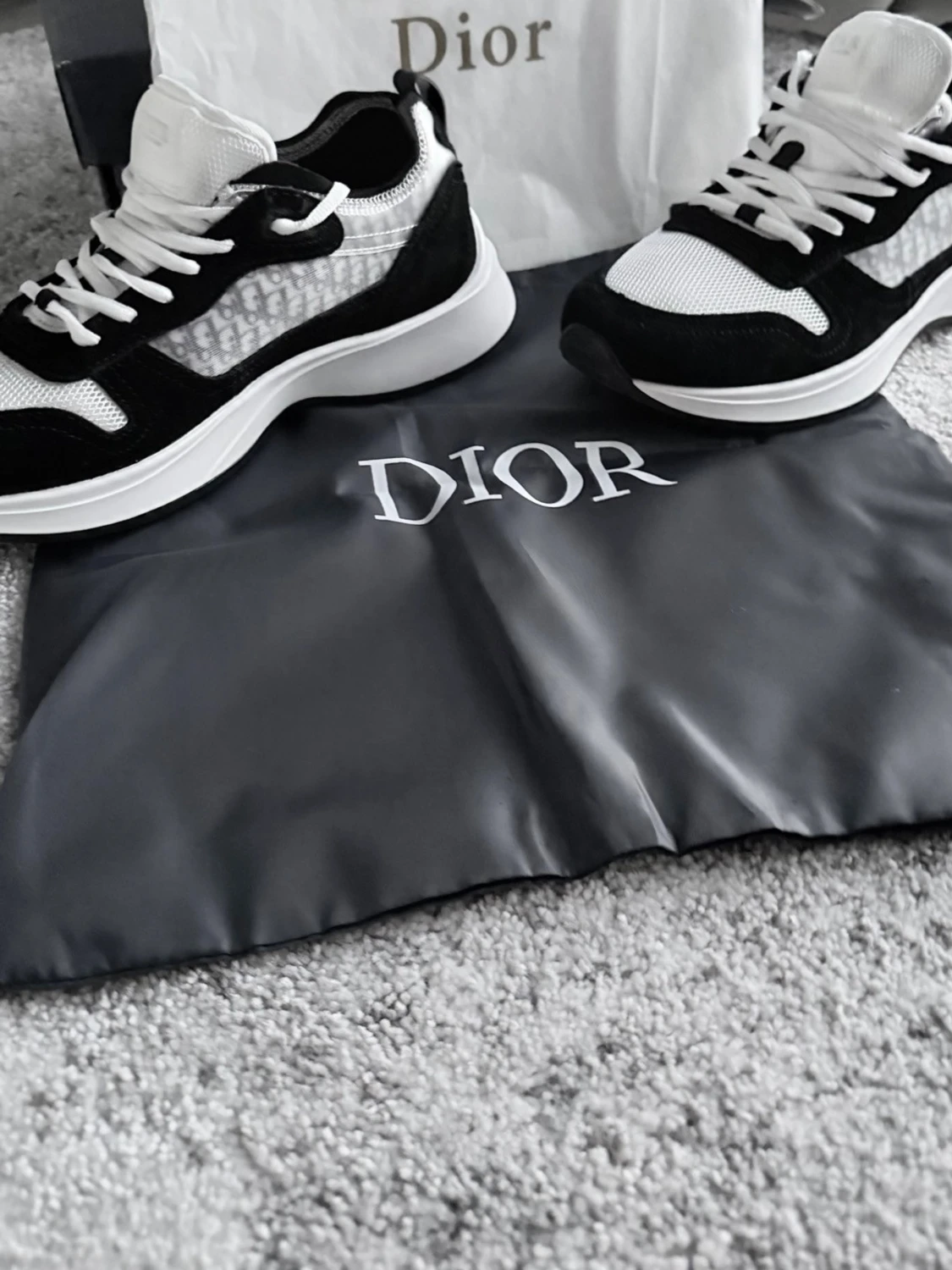 Svarta och vita Dior sneakers