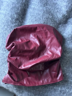 Tub topp - Röd tub topp i glansigt material, med dragkedja ibak