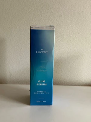 Be Lucent Gum Serum 39ml - Be Lucent Gum Serum är ett serum för tandköttet som innehåller hyaluronsyra  Produkten är framtagen för att förbättra återfuktningen av tandköttet och innehåller 30 ml. Helt ny förseglad 