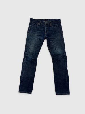 Nudie Jeans (Selvedge) - Skick: 8/10. | Ingår: endast jeansen. | Nypris: +- 3000 SEK. | Modellen är okänd då lappen har dragits av på insidan av byxorna. Måtten är: Midjan ~ 43 cm, ytterlängd ~ 102 cm, innerlängd ~ 77 cm, benöppning ~ 18 cm.