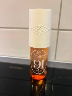 Sol de Janeiro Cheirosa 91 parfymmist - Endast testad 3 gånger men tycker inte om doften den passar inte mig därför säljer jag den. 