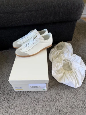 Maison margiela skor - Säljer ett par extremt feta MAISON MARGIELA Feather Light White Leather i stl 42✅ Dessa skor är i en riktigt fet modell och dem är helt nya aldrig ens testade. Box och dustbags medföljer och tagen är fortfarande kvar i boxen. Frågor? Kom dm✅