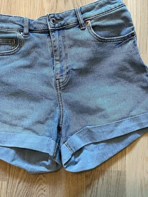 Jeansshorts - Jeansshorts från HM i storlek 40.