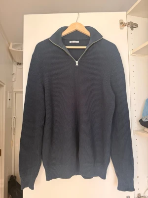 ZARA halv zip-up - Säljer en mörkblå stickad tröja med halvzip och krage.