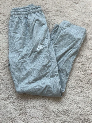 Gråa mjukisbyxor från Nike - Helt nya. Storlek M. Vid funderingar eller frågor är det bara att höra av sig. Pris kan diskuteras vid snabb affär.   🔴 Fraktas inom 24 timmar🚚 