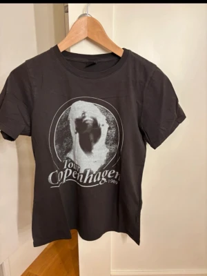 T-shirt från Gina tricot 🤍 - Vanlig t-shirt från Gina tricot med motiv! 🤍