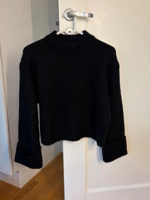Stickad tröja Gina tricot  - Super fin stickad tröja från Gina tricot i storlek XS men funkar även för de som bär storlek S🤍