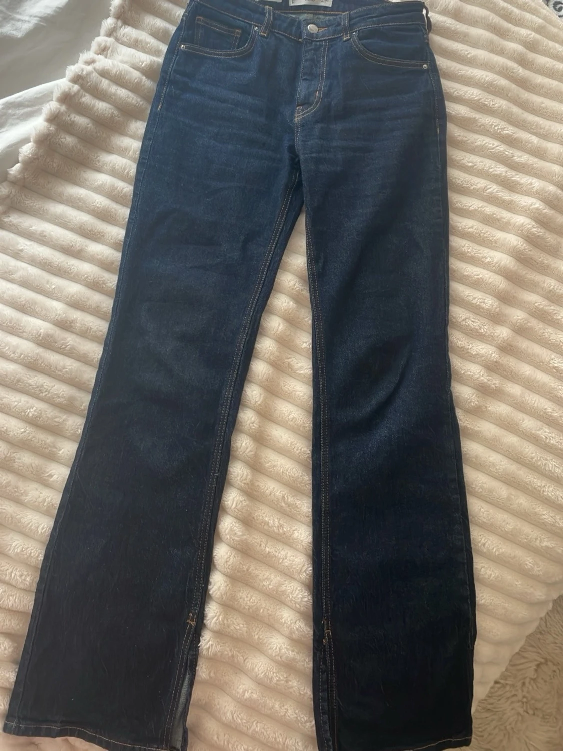 Mörkblå bootcut jeans med slits
