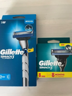 Gillette Mach3 rakhyvlar och blad - Säljer två förpackningar Gillette Mach3 rakhyvlar och rakblad. Ena är Mach3 Turbo med 3D-rörelse och den andra är Mach3 med 8 utbytbara blad. Båda i originalförpackning, blå och silver design. Perfekt för en nära och smidig rakning.