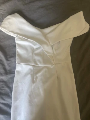 Vit offshoulder klänning - Säljer en elegant vit klänning med offshoulder-design och figurnära passform. ✨