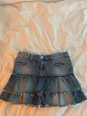Jeanskjol - Säljer en jätte fin jeanskjol ifrån Gina tricot. Den är i storlek 164 men passar även mig som har S. Använd några gånger men är i väldigt bra skick💕