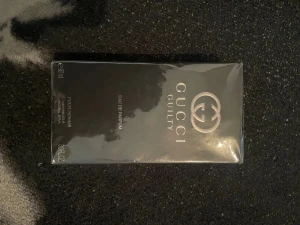Gucci Guilty Pour Homme EdP 90ml - Gucci Guilty Pour Homme Eau de Parfum i elegant svart förpackning med silverdetaljer. Flaskan rymmer 90 ml och är designad för män. En lyxig parfym som utstrålar exklusivitet och modern stil.