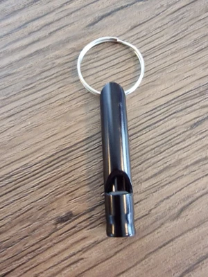 Visselpipa/ överfallslarmsvisselpipa svart - Visselpipa/ överfallslarmsvisselpipa svart. I aluminiumlegering med nyckelring. 4,6 cm lång.  6,5 cm med nyckelringen. 0,9 cm munstycke.